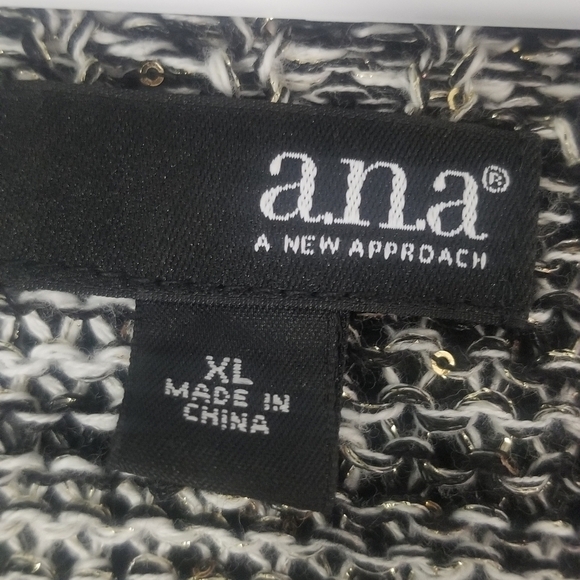 Ana Sweater Tee. Black & White Knit w/ Gold Sequins. Bow Tie Accent on Back. XL. - Picture 7 of 8